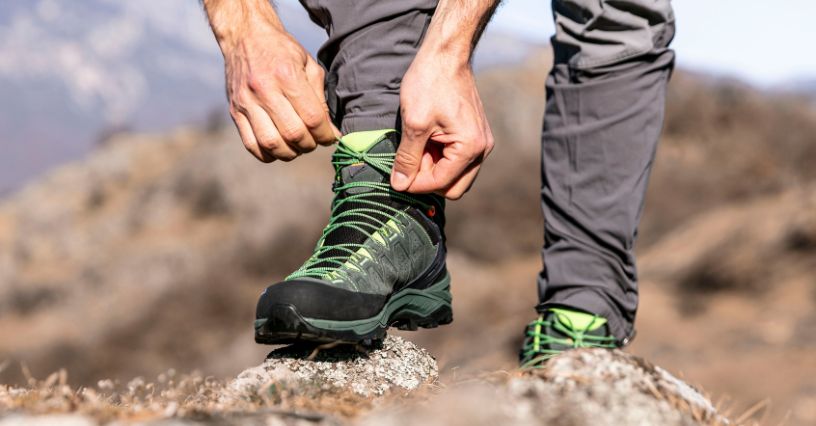 Wiązanie butów trekkingowych na skale
