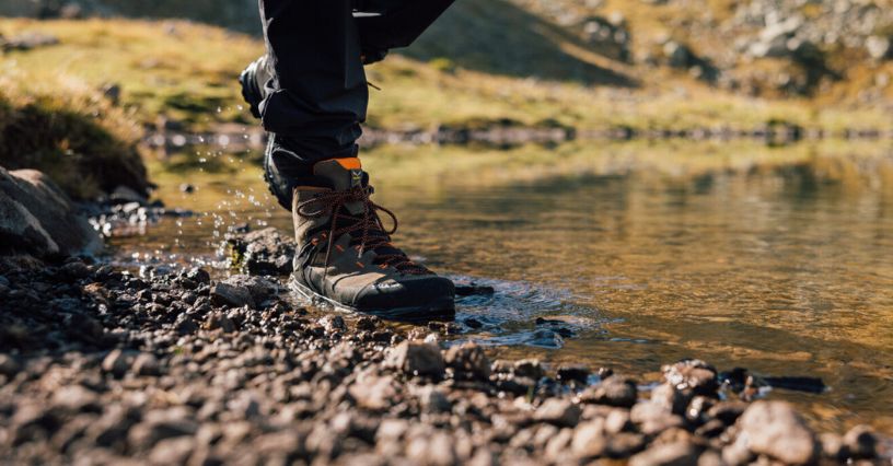 Stopy w strumieniu w butach trekkingowych męskich Salewa