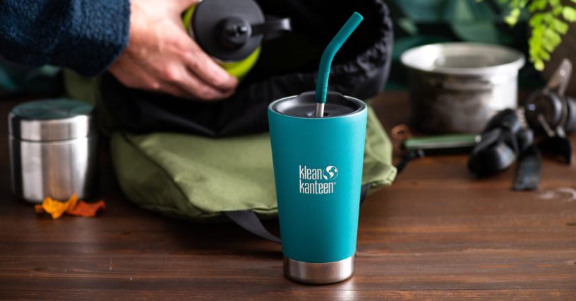 Kubek termiczny Klean Kanteen Tumbler Vacuum Insulated na blacie stołu
