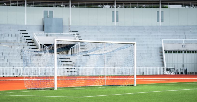 Pełnowymiarowa bramka piłkarska na stadionie piłkarskim