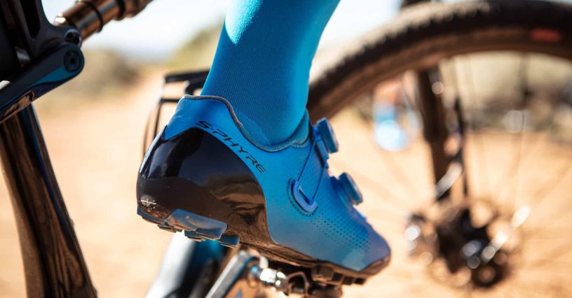 Niebieskie buty rowerowe Shimano SH-RC502W wpięte w pedały rowerowe