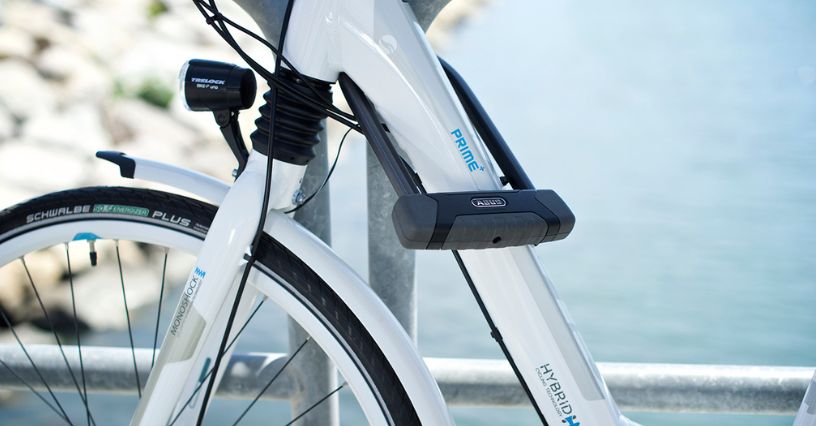 Zabezpieczenie rowerowe U-lock marki ABUS na rowerze miejskim