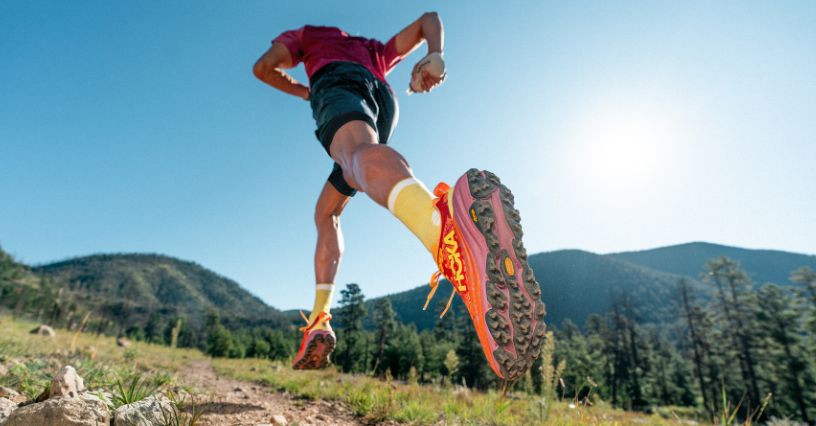 Podeszwa w butach trailowych HOKA Speedgoat 6 podczas biegu w górach