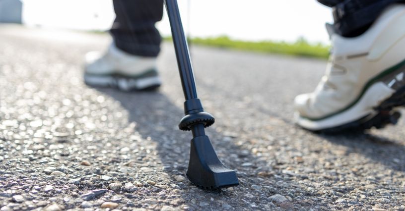Gumowe nakładki do kijków nordic walking postawione na twardym podłożu 