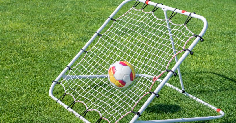 Piłka do piłki nożnej odbijająca się od reboundera