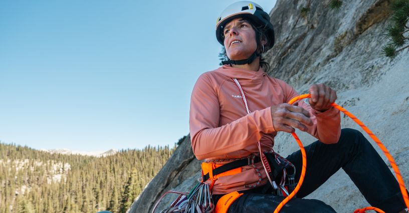 Wspinająca się kobieta używa zestawu do via ferraty marki Mammut 