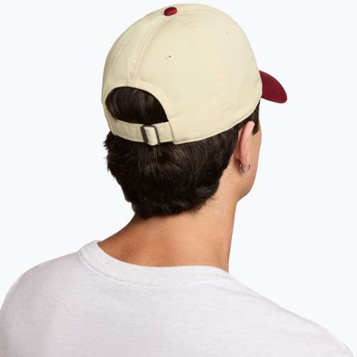 Czapka z daszkiem Nike Club Unstructured Futura Wash light khaki/team crimson/team crimson