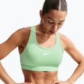 Biustonosz treningowy Nike Swoosh Medium Support cucumber calm/white