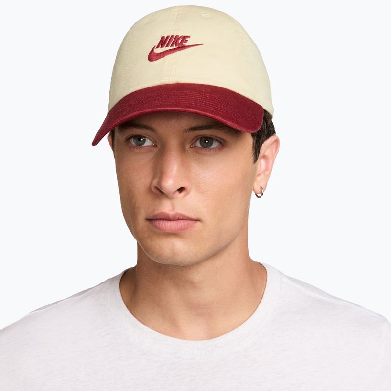 Czapka z daszkiem Nike Club Unstructured Futura Wash light khaki/team crimson/team crimson 5