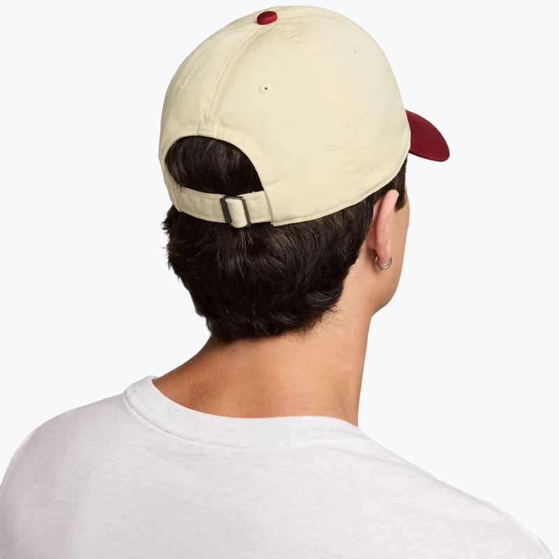 Czapka z daszkiem Nike Club Unstructured Futura Wash light khaki/team crimson/team crimson 6