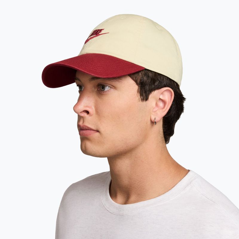 Czapka z daszkiem Nike Club Unstructured Futura Wash light khaki/team crimson/team crimson 7