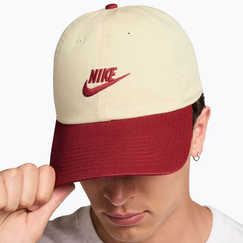 Czapka z daszkiem Nike Club Unstructured Futura Wash light khaki/team crimson/team crimson 8