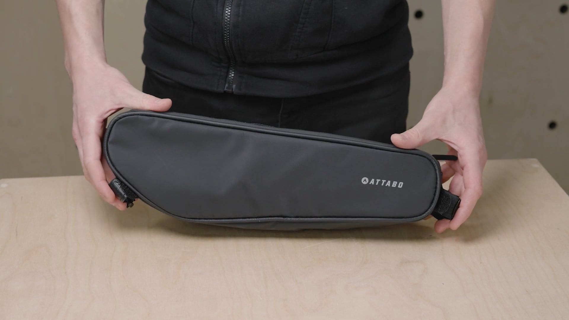 Torba rowerowa na ramę ATTABO AFB-365 2.5 l czarna