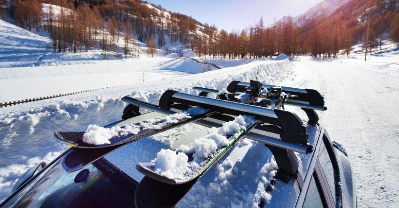Jak przewozić sprzęt narciarski lub snowboardowy samochodem, samolotem, pociągiem? Najważniejsze zasady